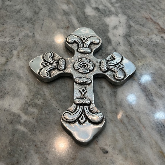 A La Carte 152 small pewter cross - Picture 3 of 3